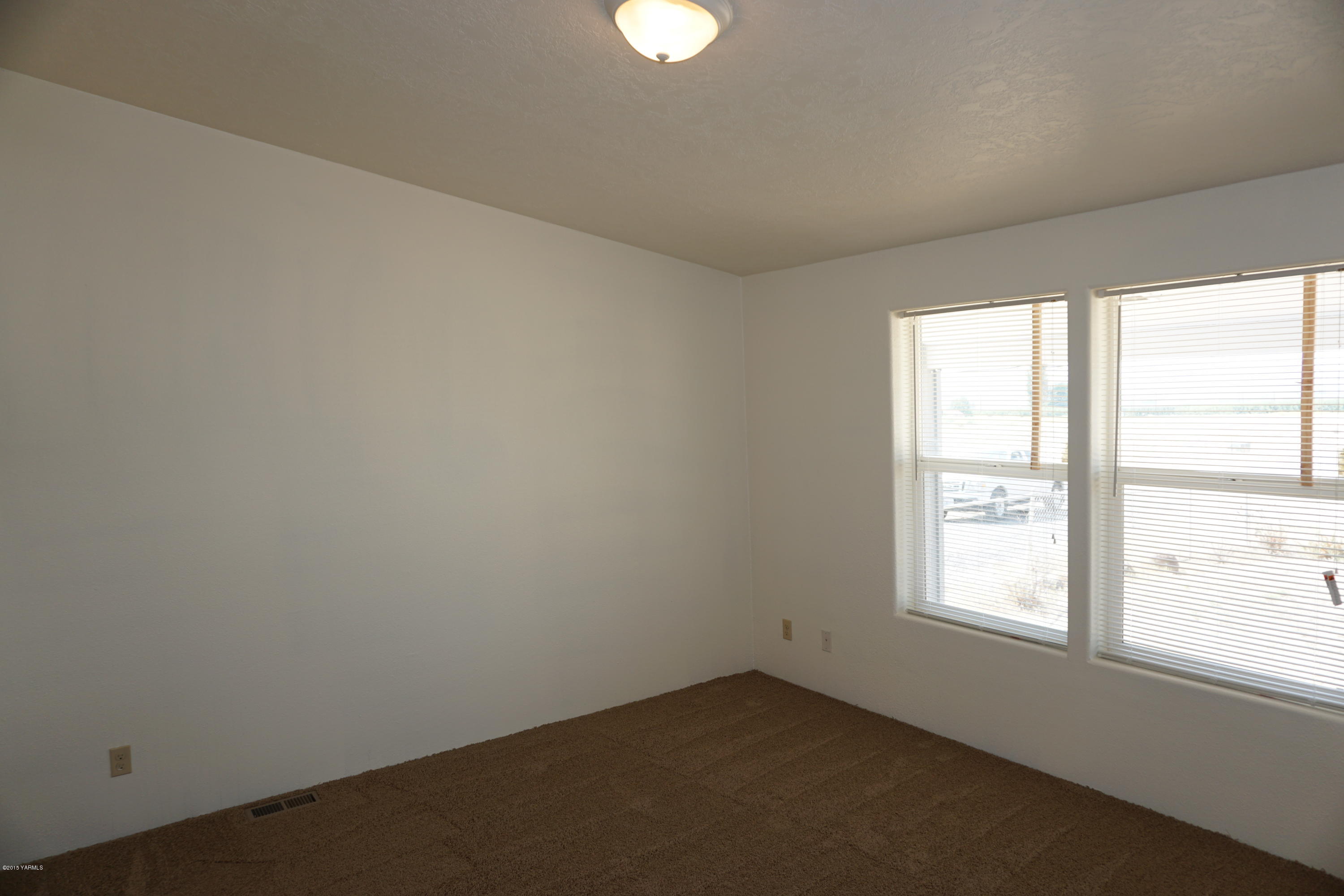 11785 Postma Road Moxee, WA 98936 - Photo 10 of 22 an empty room with a window