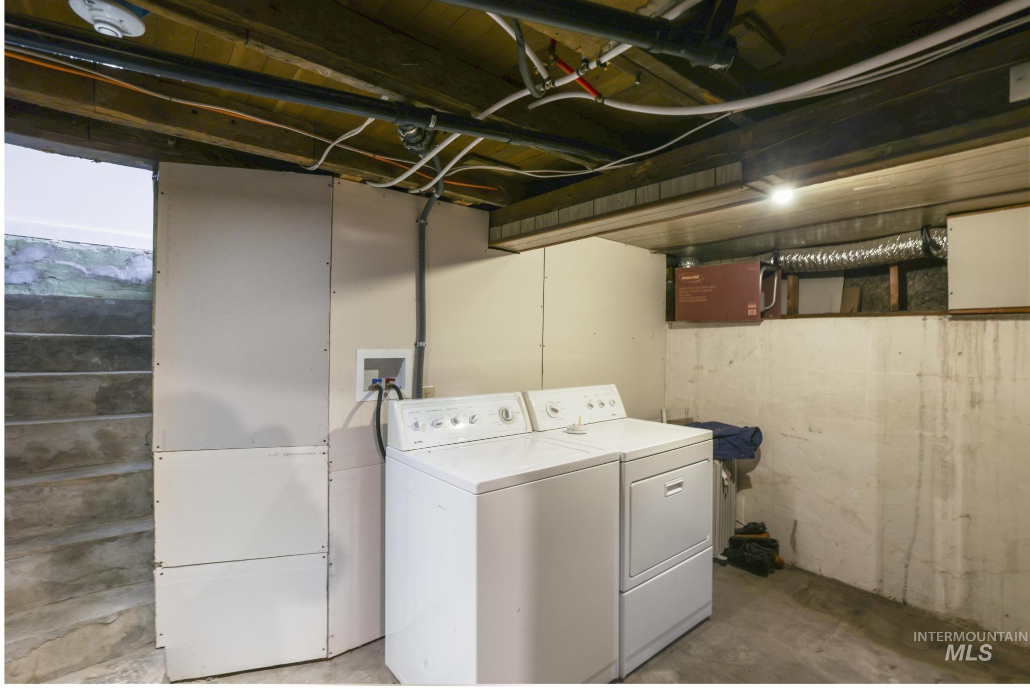 250 Elm Street Twin Falls, ID 83301 - Photo 25 of 28 Laundry area featuring unfinished concrete floors and separate washer and dryer