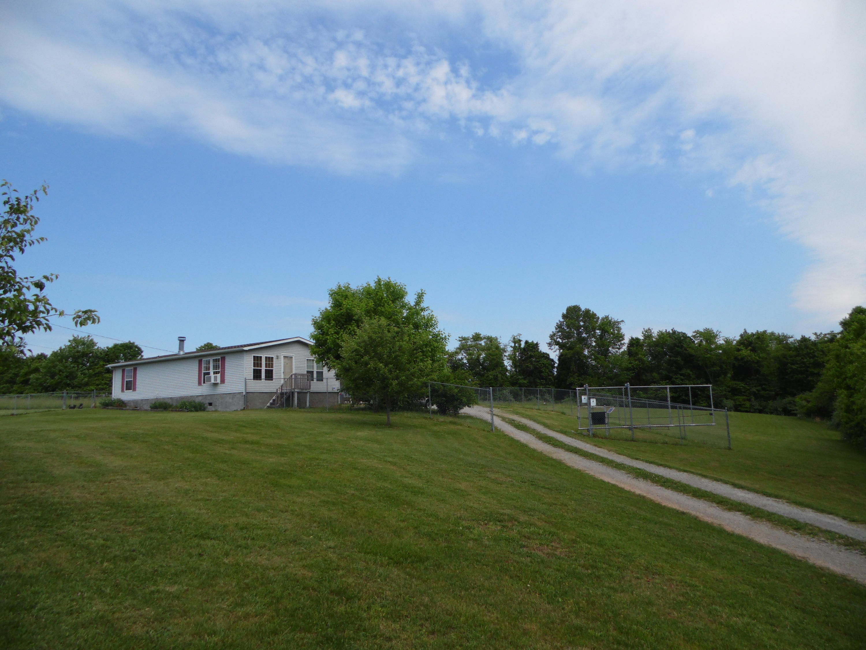 2849 Pinecrest Road Jacksboro, TN 37757 - Photo 19 of 26 yard & driveway
