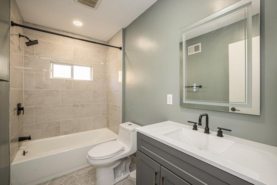 3308 South 26th Street, Unit 2 Milwaukee, WI 53215 - Photo 4 of 8 Gorgeous Full Bath