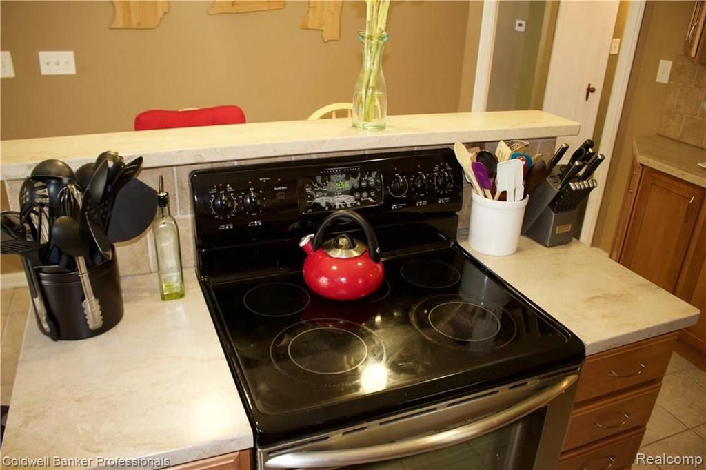 2035 Cambridge Road Berkley, MI 48072 - Photo 8 of 34