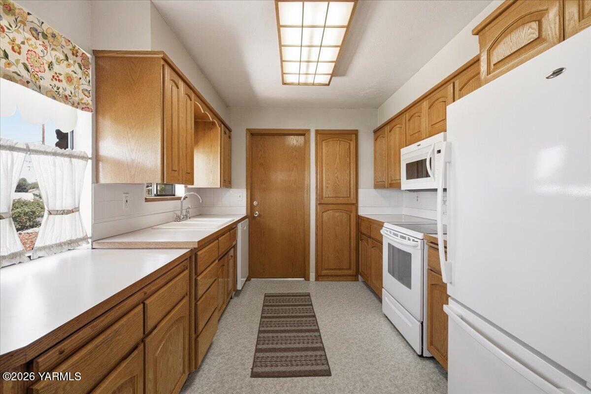 111 Sunset Way Zillah, WA 98953 - Photo 7 of 44 Kitchen