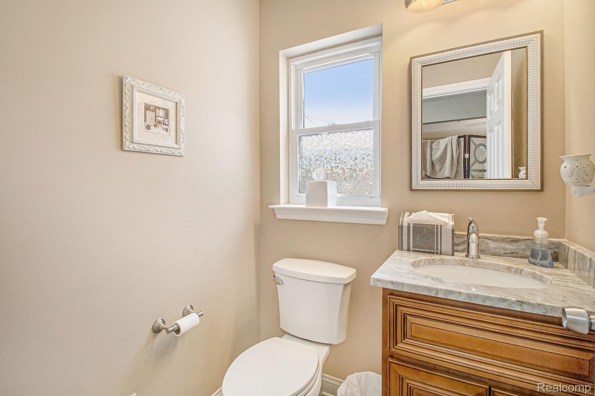 3054 Avalon Road Rochester, MI 48309 - Photo 15 of 28 FIRST FLOOR BATH