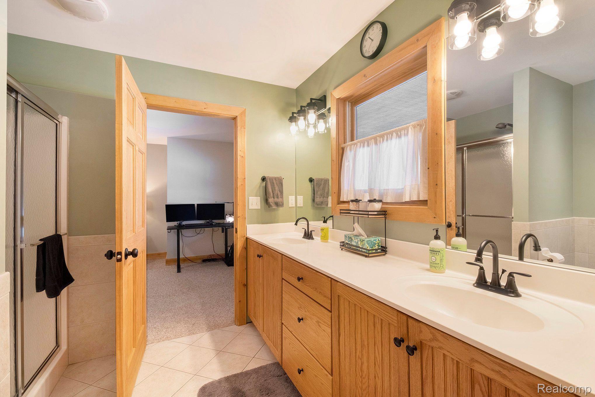 10480 Foley Road Fenton, MI 48430 - Photo 25 of 73 Jack & Jill bathroom between main level bedrooms