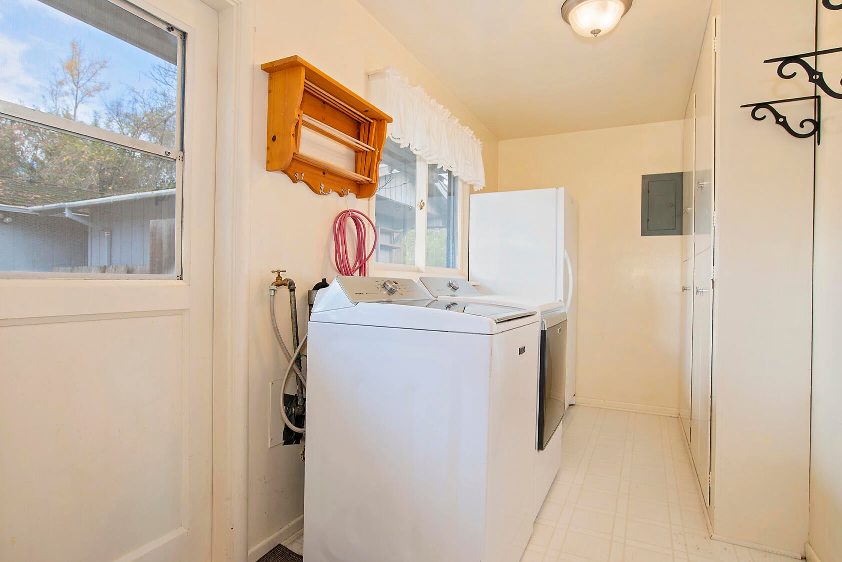 9906 Table Rock Road White City, OR 97503 - Photo 16 of 32 large laundry room