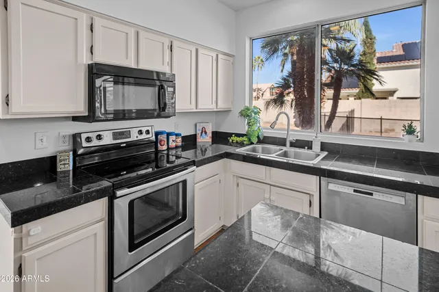 $575,000 | 7040 West Oraibi Drive, Glendale, AZ 85308