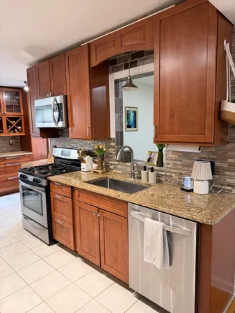 $299,900 | 2611 Colrain Drive, Waterford, MI 48328