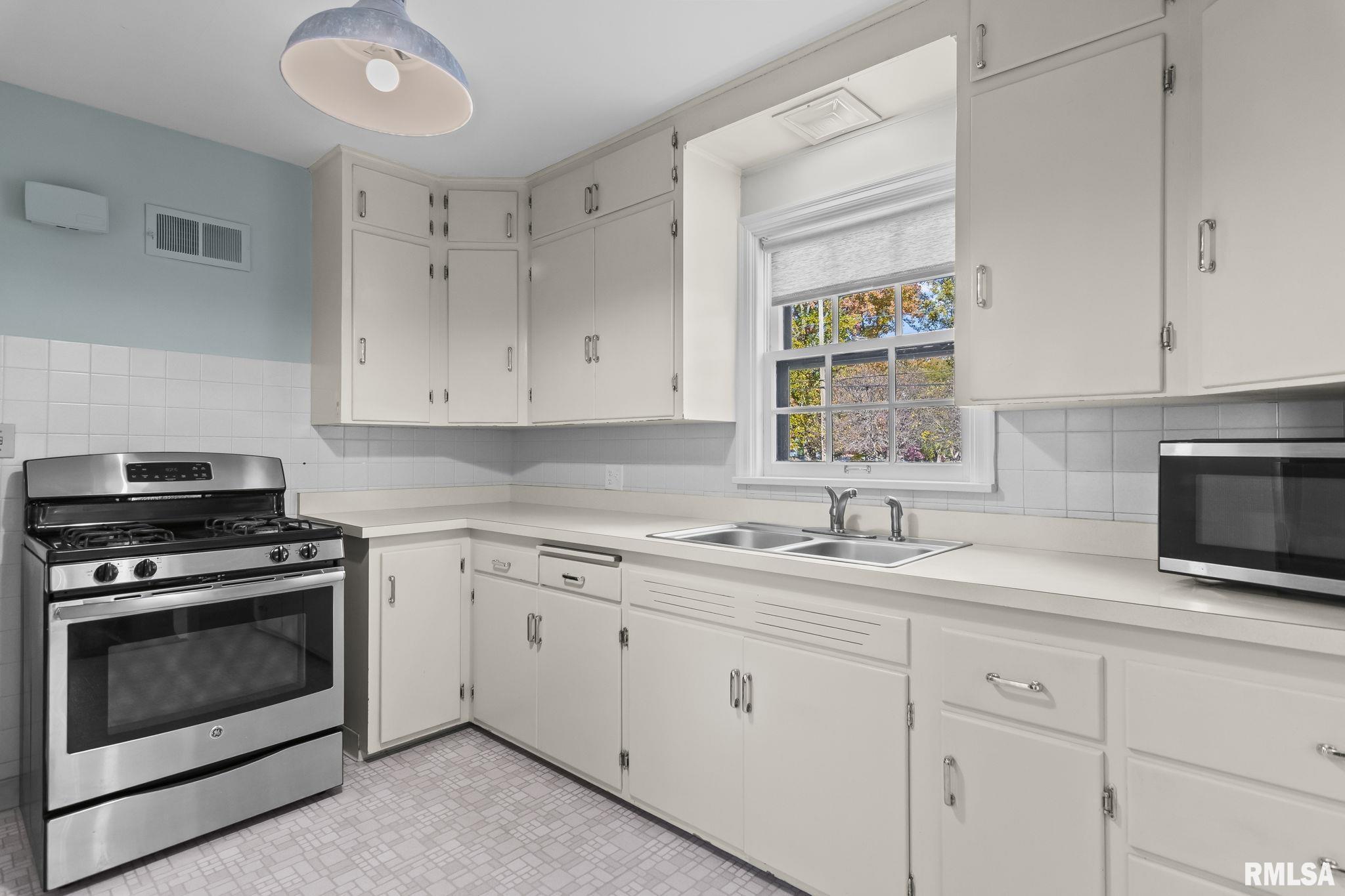 412 Outer Park Drive Springfield, IL 62704 - Photo 9 of 51