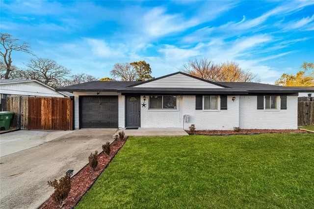 $249,900 | 1805 West Sanford Street, Arlington, TX 76012