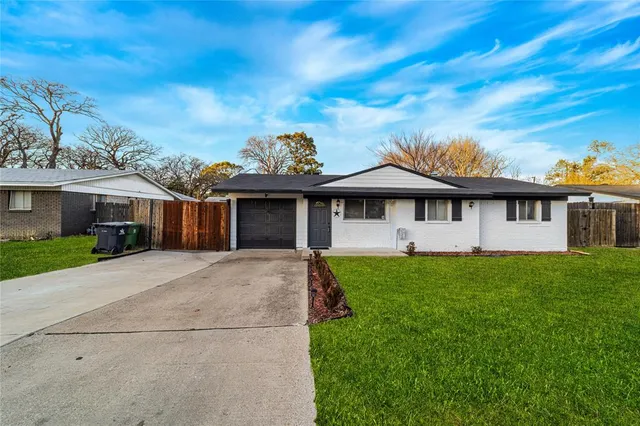 $249,900 | 1805 West Sanford Street, Arlington, TX 76012