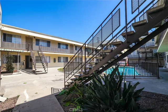 a view of entryway with a yard