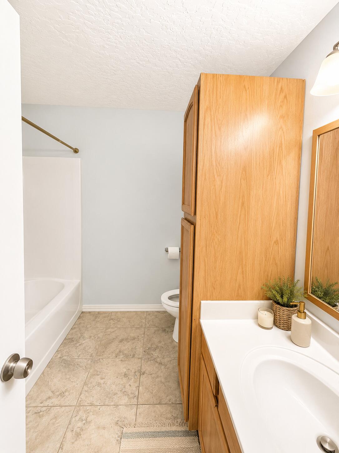 116 Dolphin Road, Unit 116 Mary Esther, FL 32569 - Photo 13 of 16 Second floor full bathroom