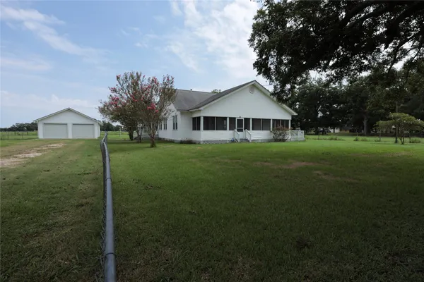 $2,050 | 3289 County Road 158, Boling, TX 77420