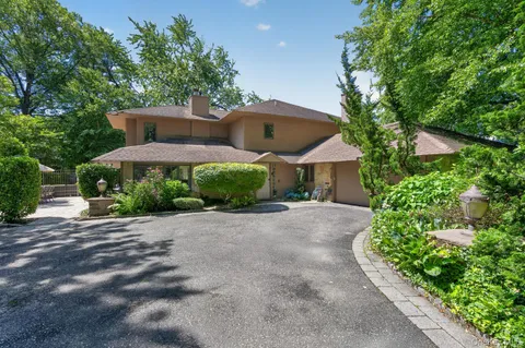 $2,350,000 | 12 Locust Lane, Roslyn Heights, NY 11577