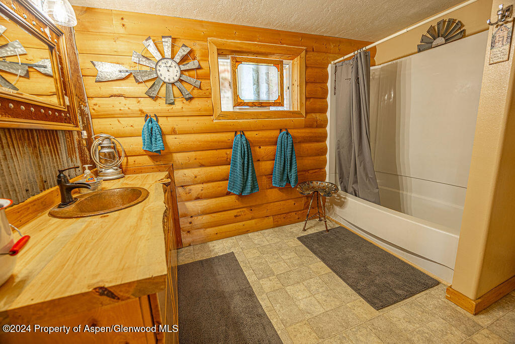1020 Thompson Way Craig, CO 81625 - Photo 33 of 92 a bathroom with a tub sink and mirror