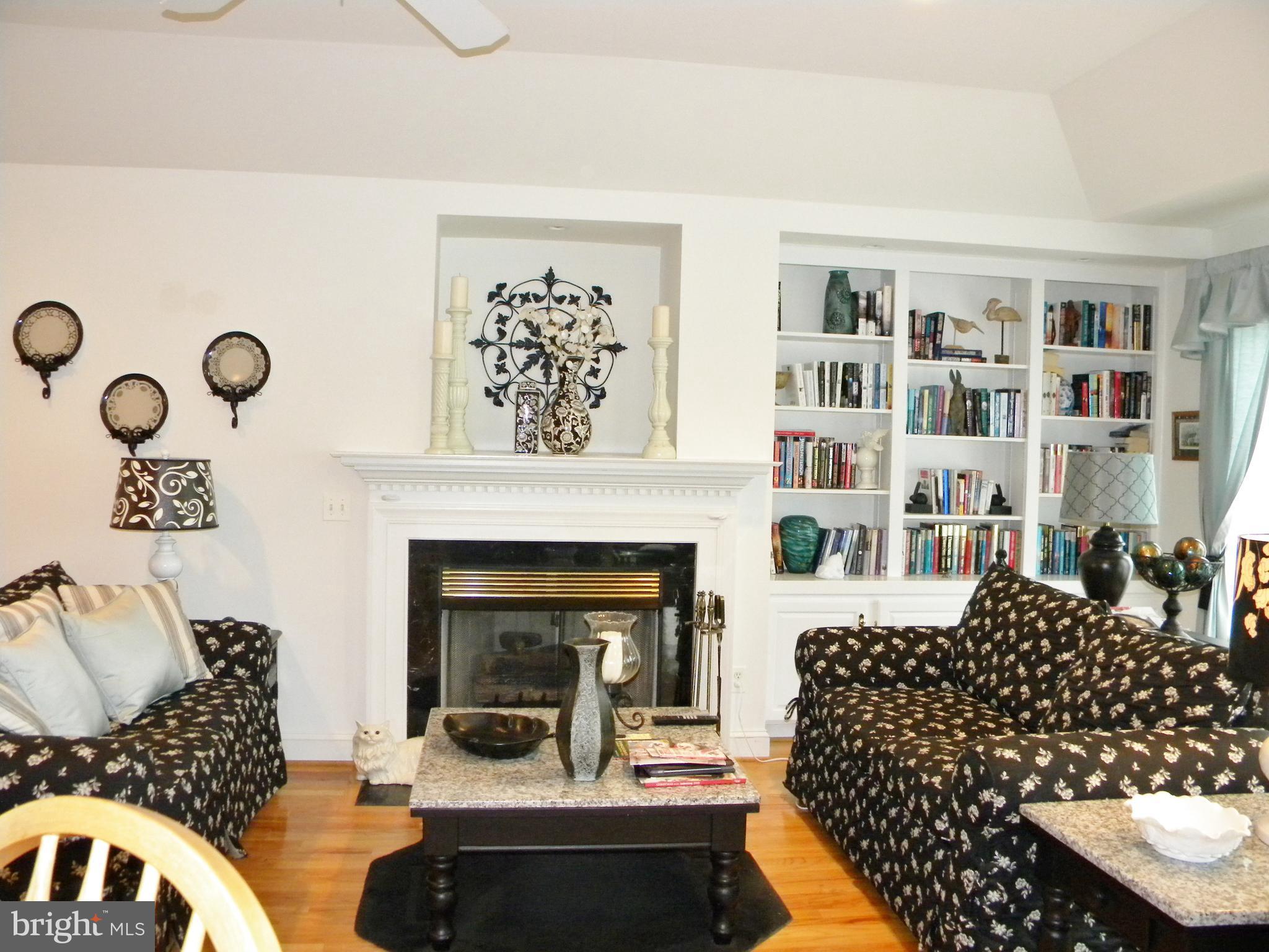 10767 Cliff Mills Road Marshall, VA 20115 - Photo 10 of 30 Living Rm w/ built ins and overlooking pool