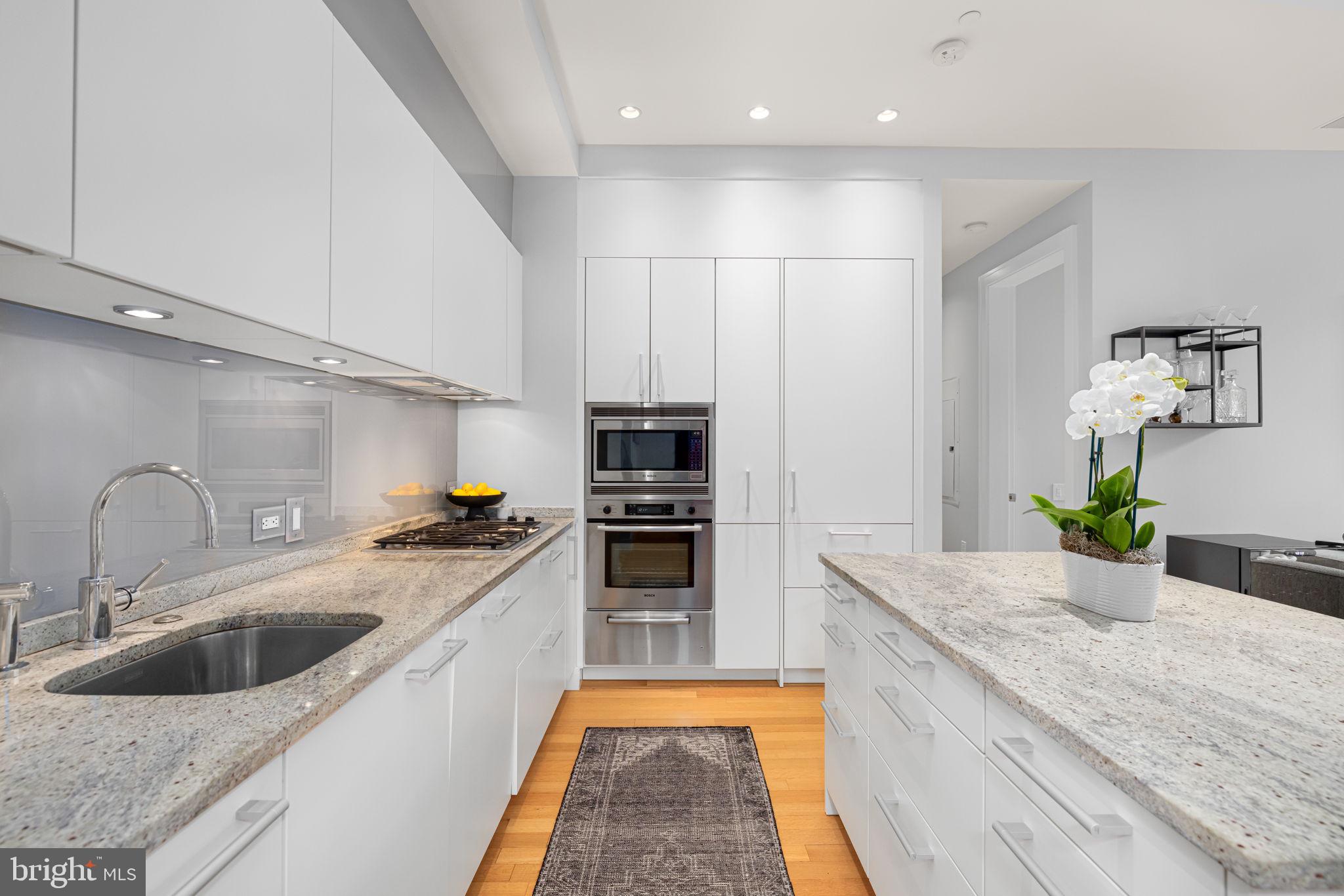 1177 22nd Street Northwest, Unit 4F Washington, DC 20037 - Photo 4 of 20 Kitchen w/gas range