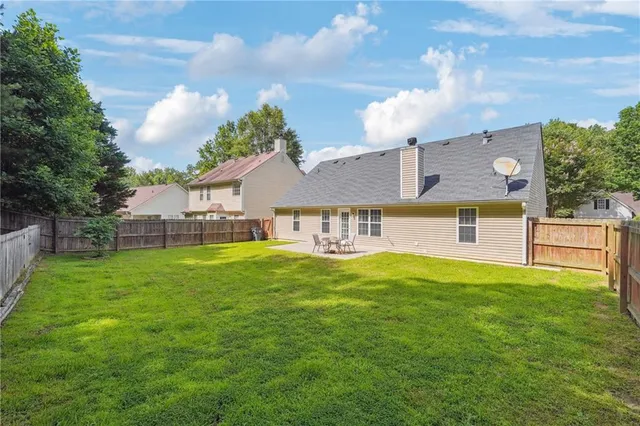 a view of a house with a yard