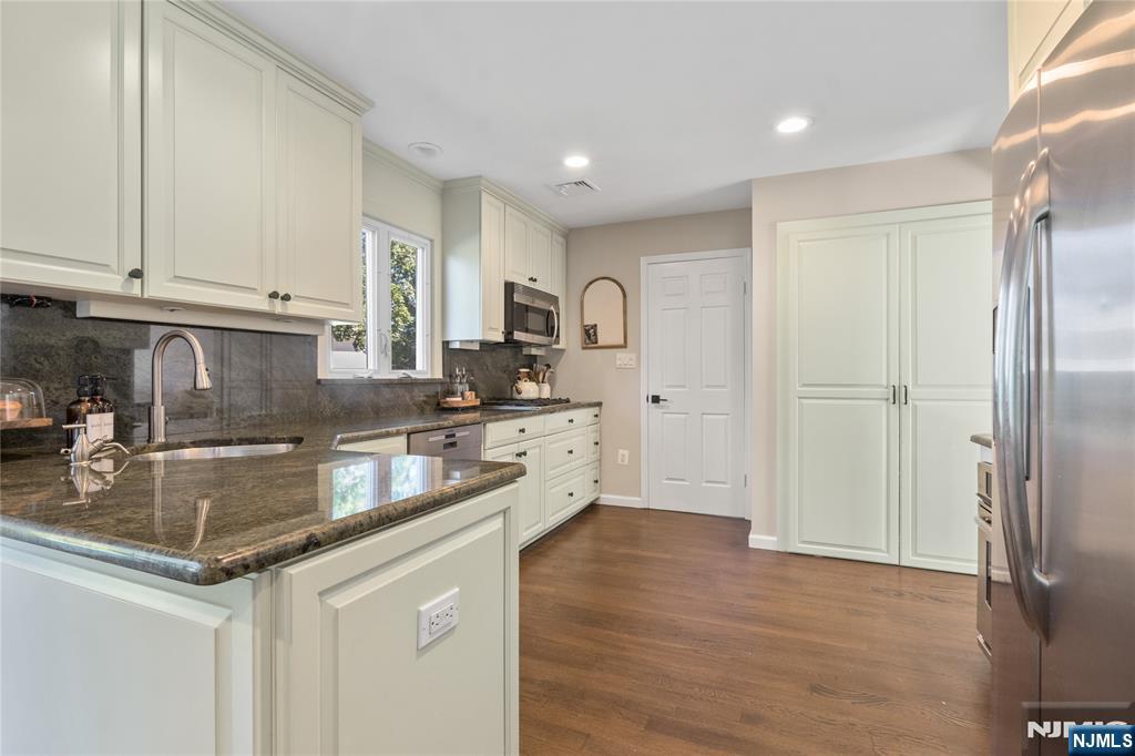 20 Dwight Street Wayne, NJ 07470 - Photo 12 of 49