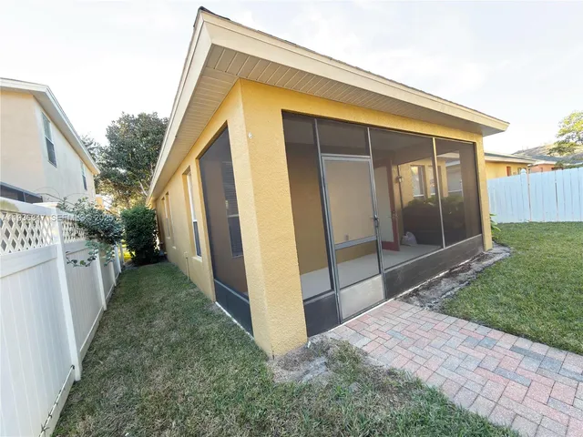 a view of back yard of the house