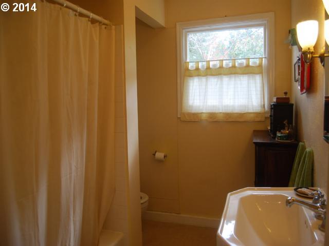5905 Southwest Pendleton Court Portland, OR 97221 - Photo 6 of 13 Gallery Image 6