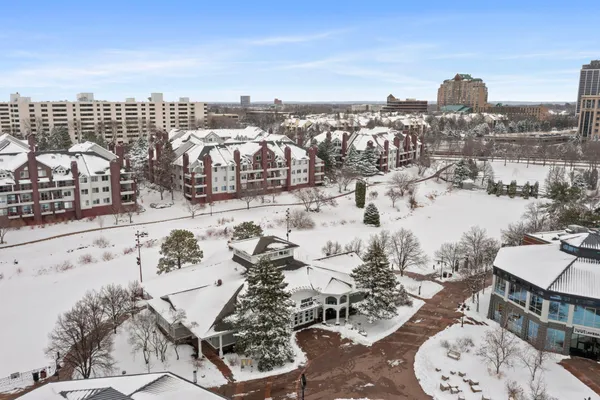 $435,000 | 7500 Edinborough Way, Unit 3308, Edina, MN 55435