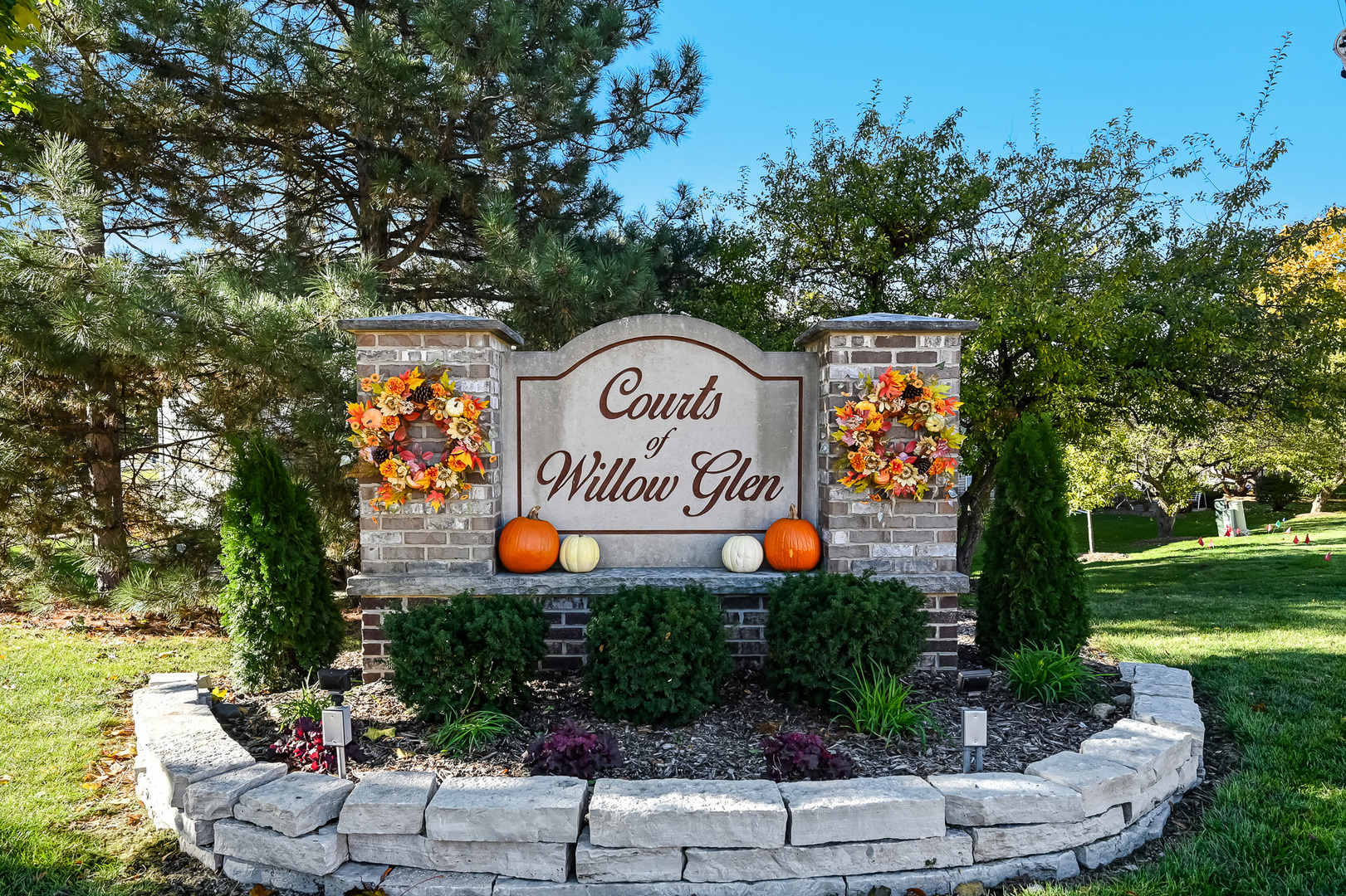 945 Willow Street Itasca, IL 60143 - Photo 19 of 19 a sign on the side of the road