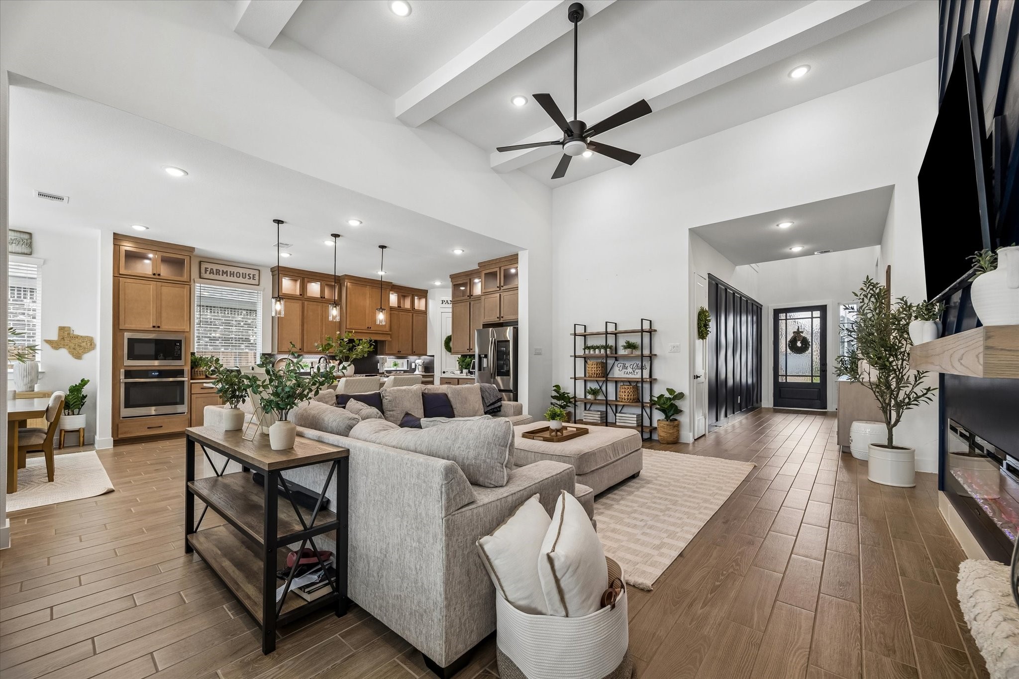 323 Blue River Trail Rosenberg, TX 77471 - Photo 4 of 28 OPEN CONCEPT LIVING AT ITS FINEST. NOTE THE HIGH CEILINGS AND ARCHITECTURAL DETAILS