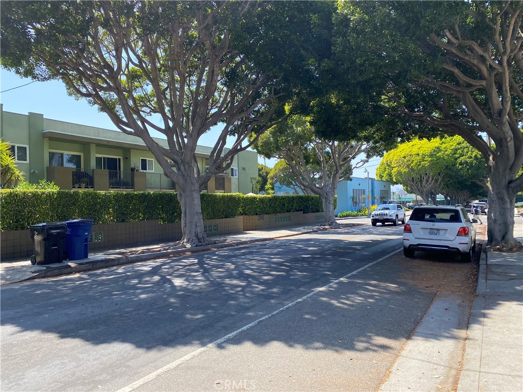 2911 4th Street, Unit 116 Santa Monica, CA 90405 - Photo 20 of 21 a couple of cars parked in front of a house
