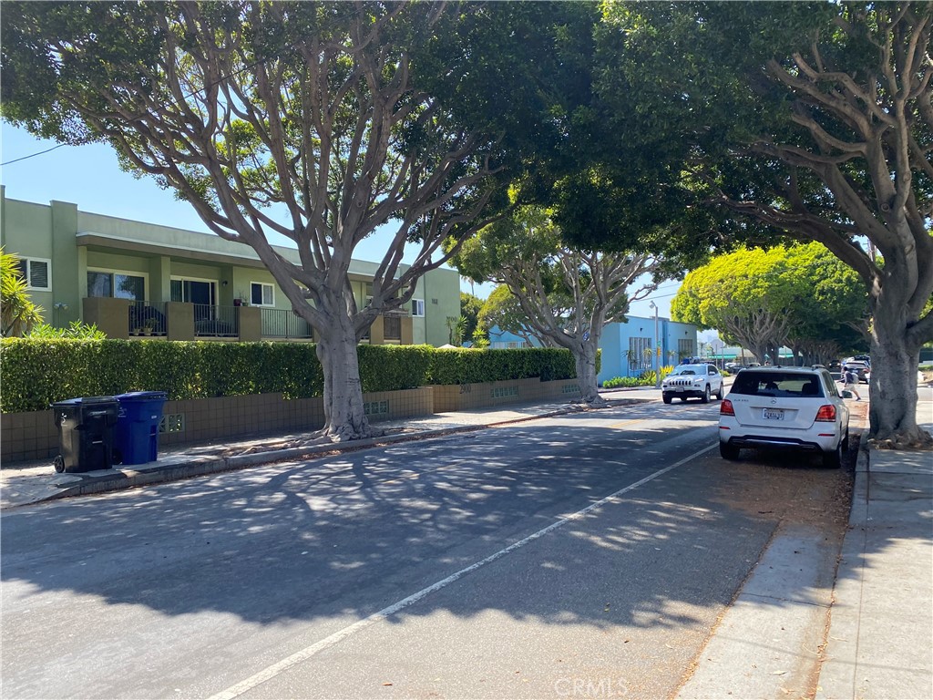 2911 4th Street, Unit 116 Santa Monica, CA 90405 - Photo 21 of 21 a couple of cars parked in front of a house