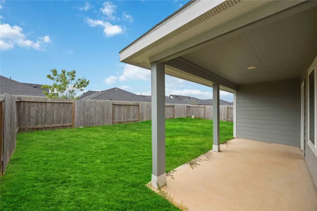 a view of a house with backyard