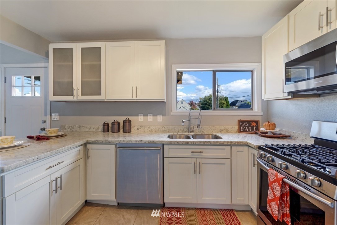 609 South Grant Avenue Tacoma, WA 98405 - Photo 7 of 20