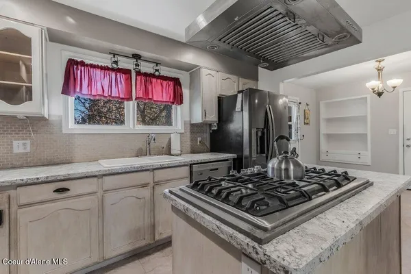 $600,000 | 220 East Orchard Avenue, Hayden, ID 83835