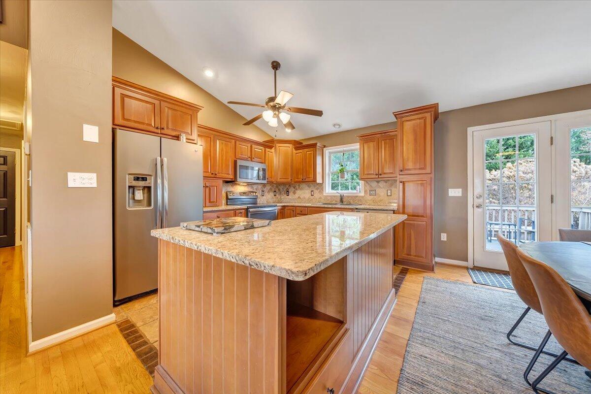 1748 Meadows Road Vinton, VA 24179 - Photo 16 of 34 a kitchen with a counter top space and stainless steel appliances