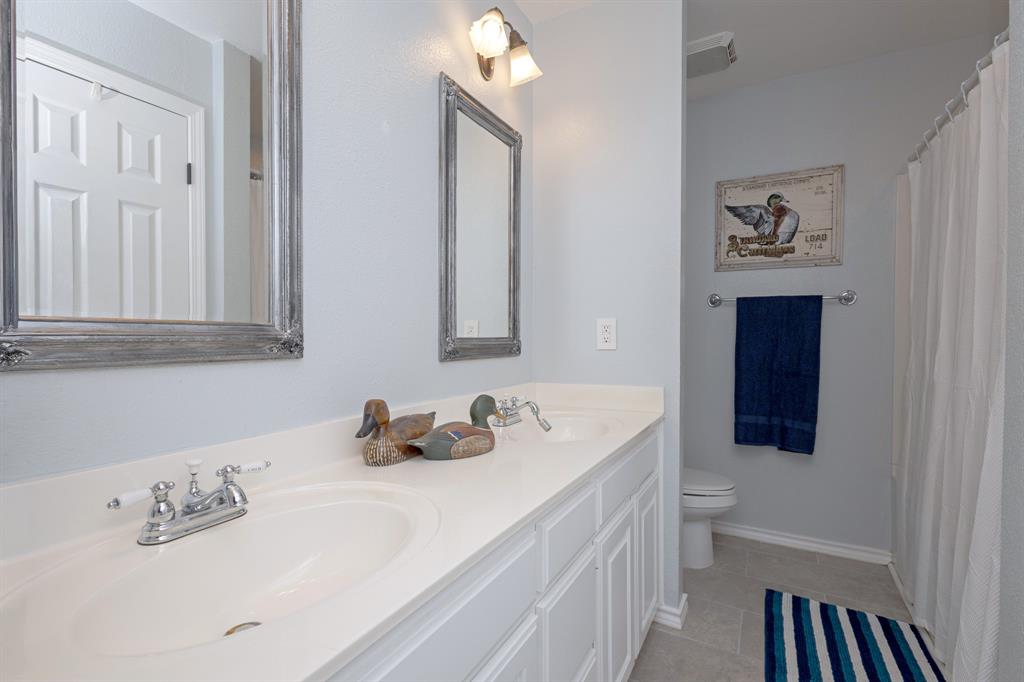 13508 Deussen Road Ponder, TX 76259 - Photo 24 of 40 a bathroom with a sink a toilet and a bathtub