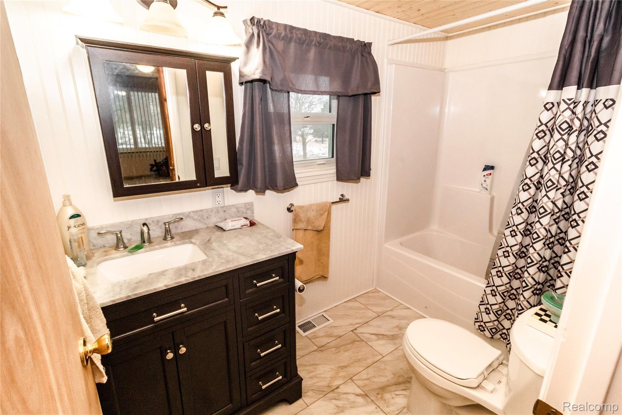 13618 Foley Road Capac, MI 48014 - Photo 12 of 25 Full Bath.jpg