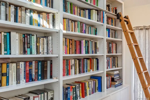 a book room with bookshelf in it and a book shelf