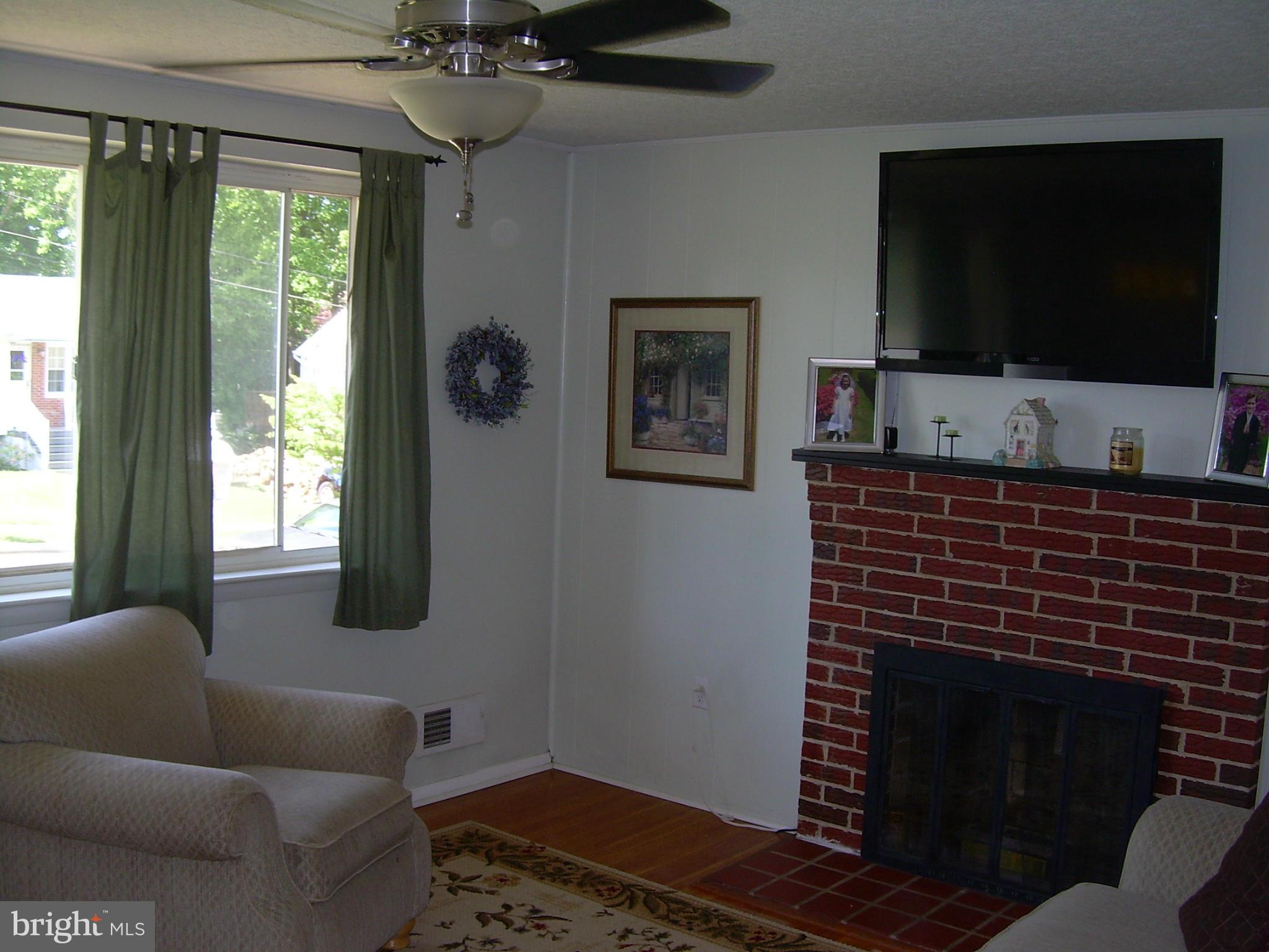 9604 Dundawan Road Baltimore, MD 21236 - Photo 11 of 15 Living Room