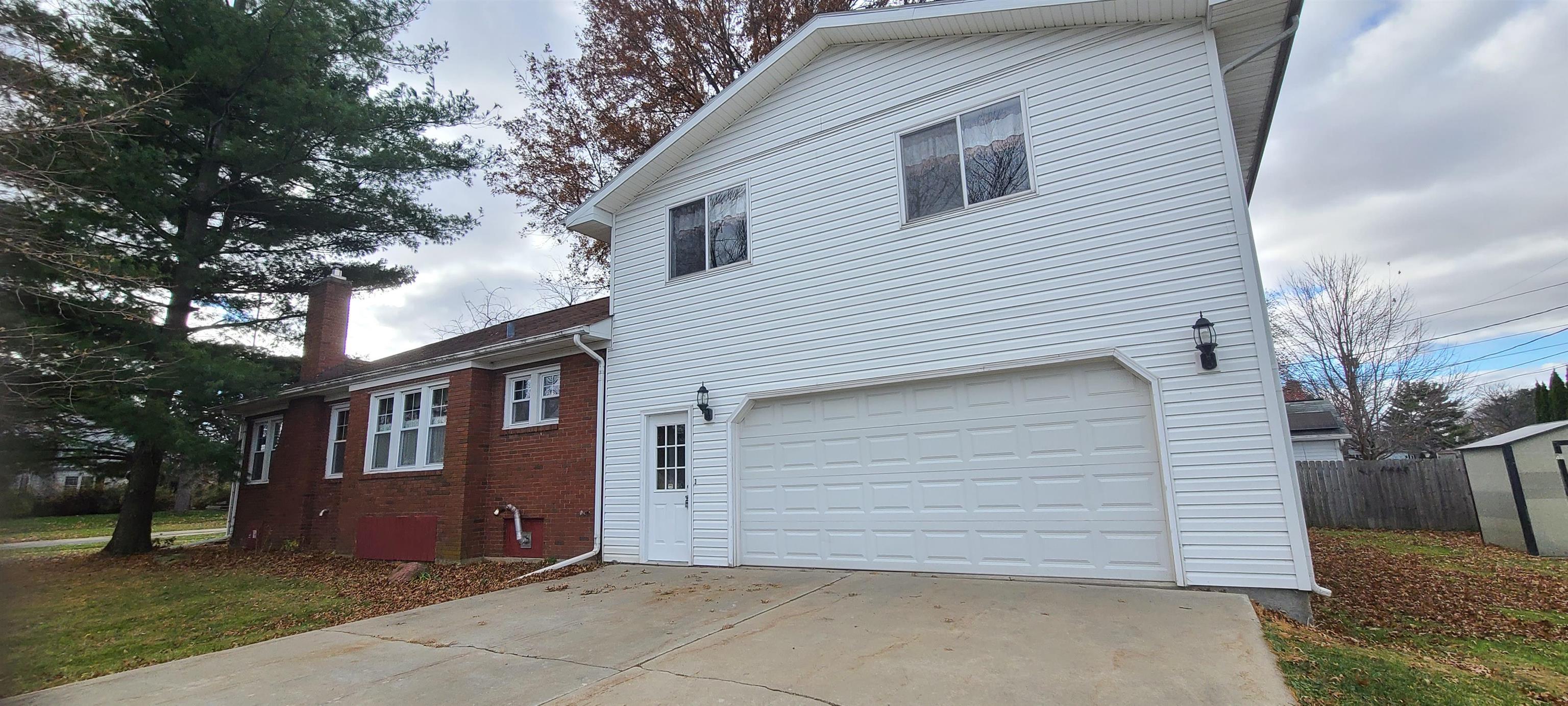 302 Sunset Lane Mount Morris, IL 61054 - Photo 44 of 47 a view of a house with a yard