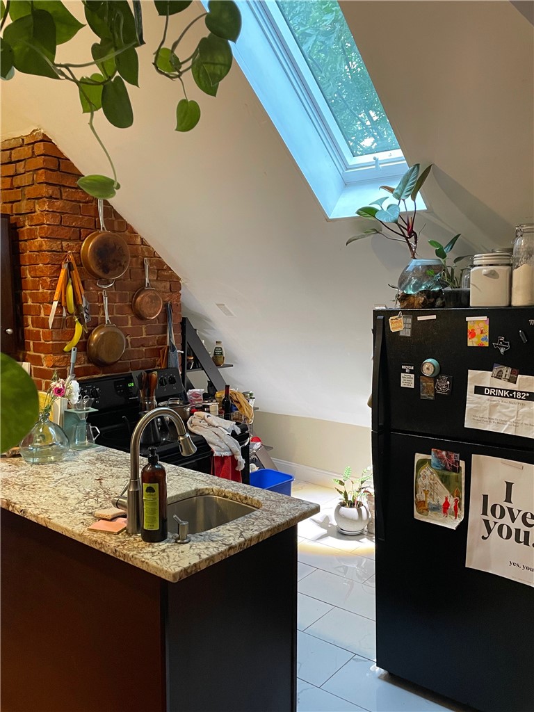 121 Rutherglen Avenue Providence, RI 02907 - Photo 10 of 20