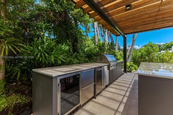 $14,590,000 | 161 Cape Florida Drive, Key Biscayne, FL 33149