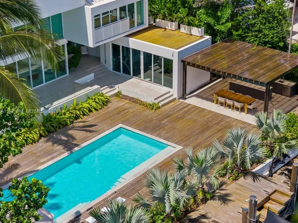 $14,590,000 | 161 Cape Florida Drive, Key Biscayne, FL 33149