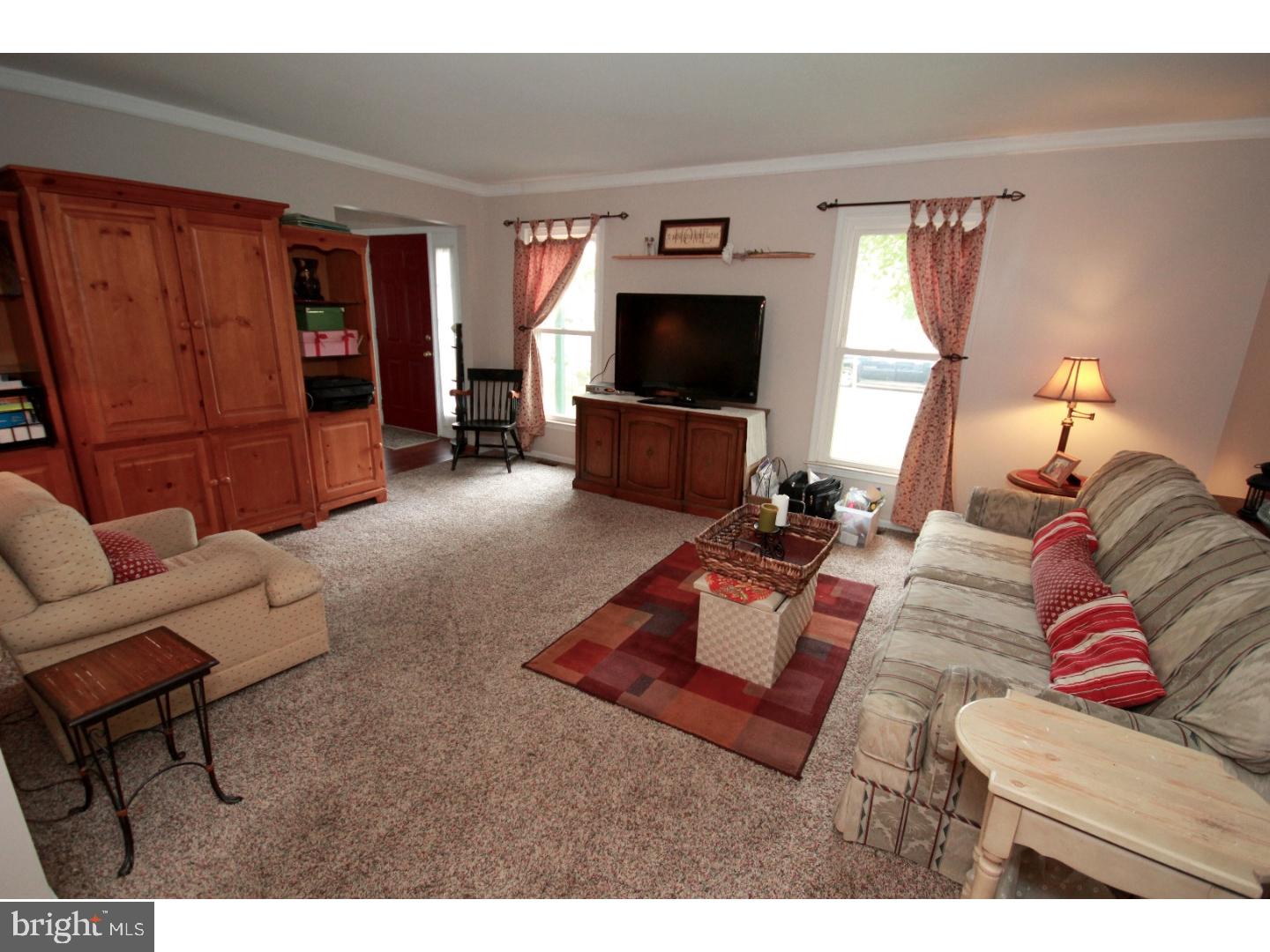 207 Kilburn Road Langhorne, PA 19047 - Photo 9 of 20 Living Room