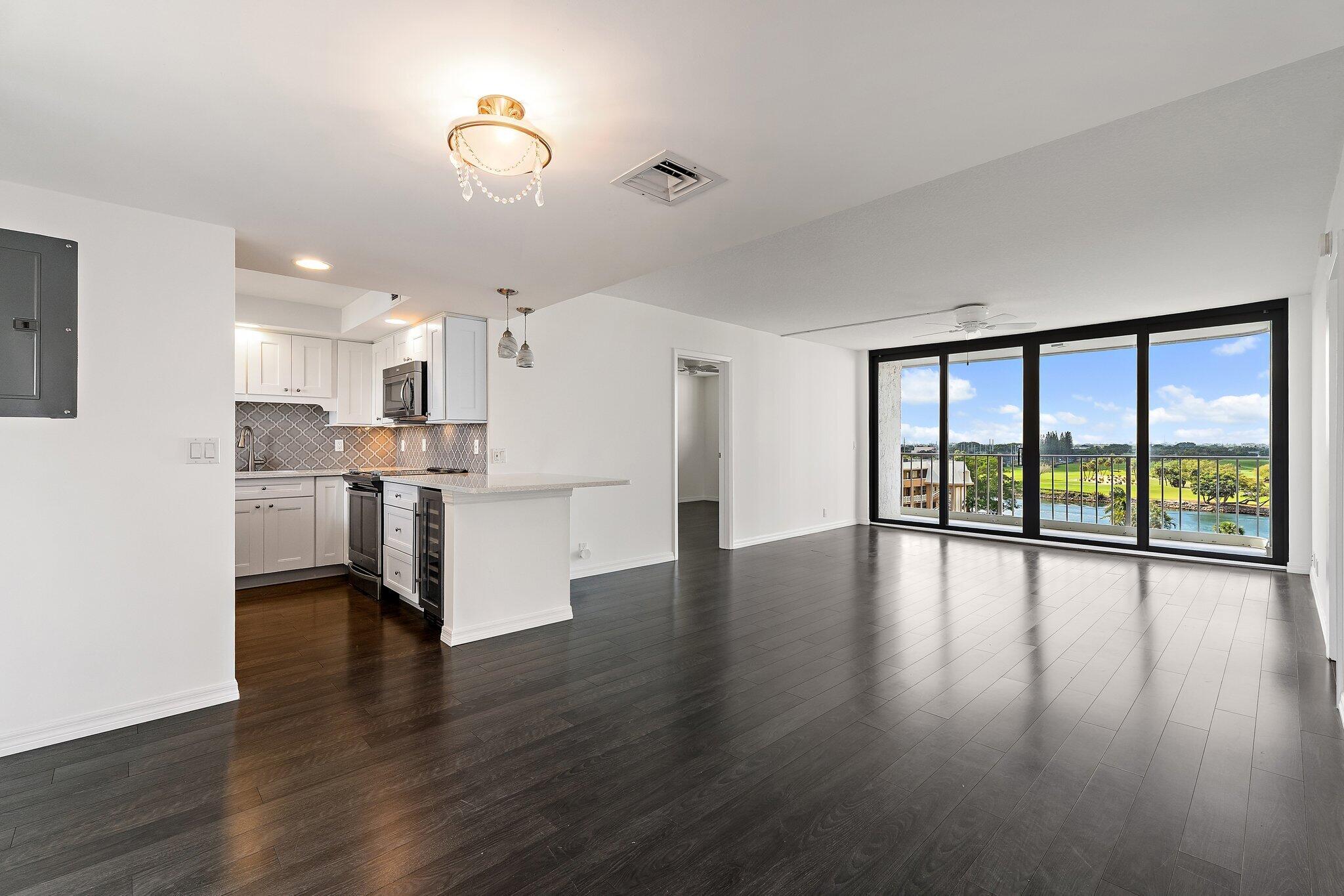 336 Golfview Road, Unit 719 North Palm Beach, FL 33408 - Photo 2 of 60 Living Room
