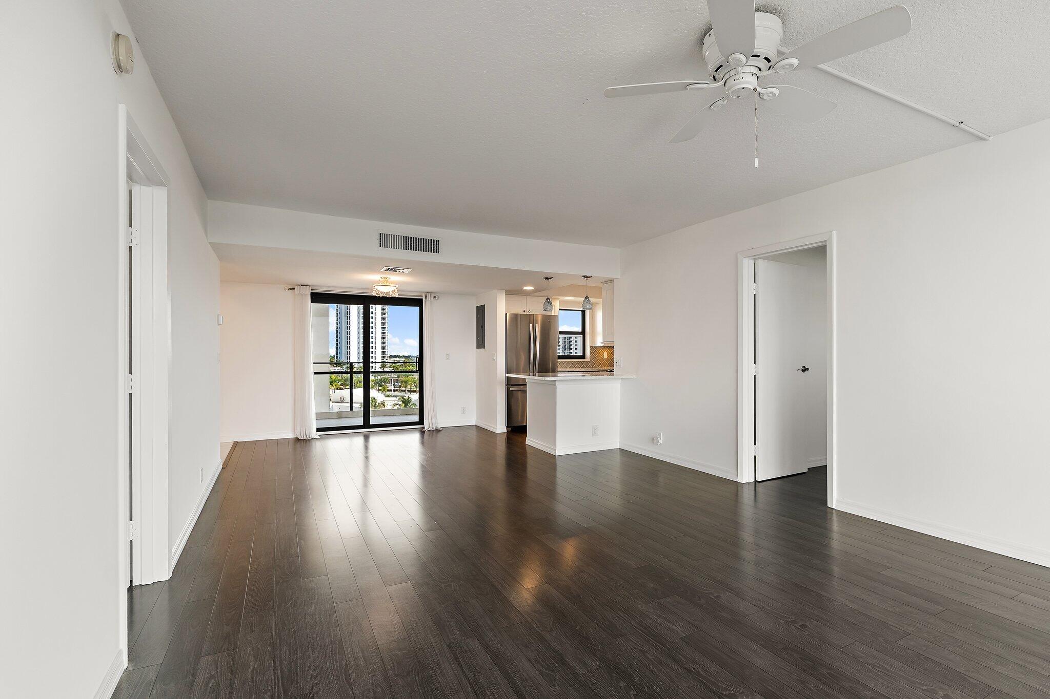 336 Golfview Road, Unit 719 North Palm Beach, FL 33408 - Photo 8 of 60 Living Room 5