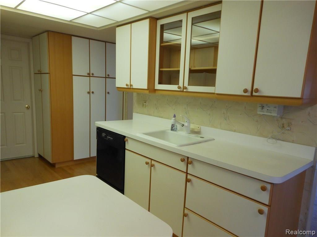 356 Meadow Bridge Drive, Unit 120 Rochester Hills, MI 48307 - Photo 13 of 34