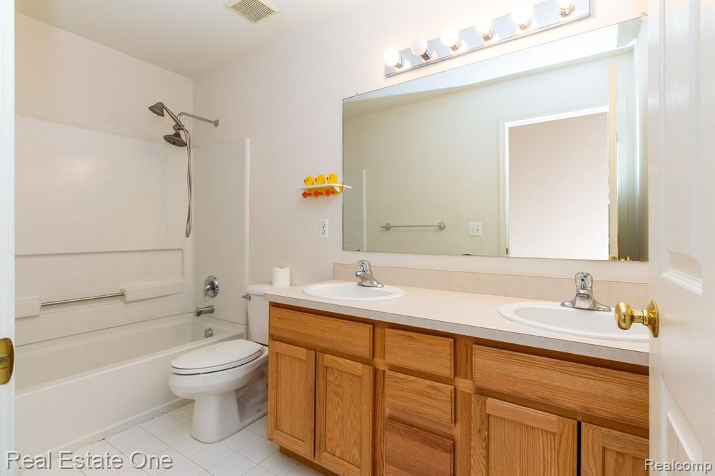 3585 Everett Drive Rochester Hills, MI 48307 - Photo 37 of 75