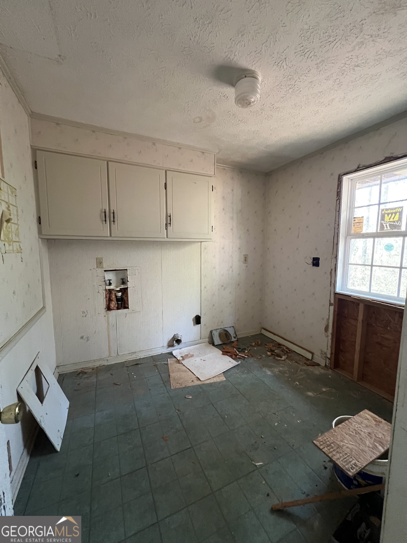 2282 Fairburn Road Douglasville, GA 30135 - Photo 6 of 14 a room with furniture