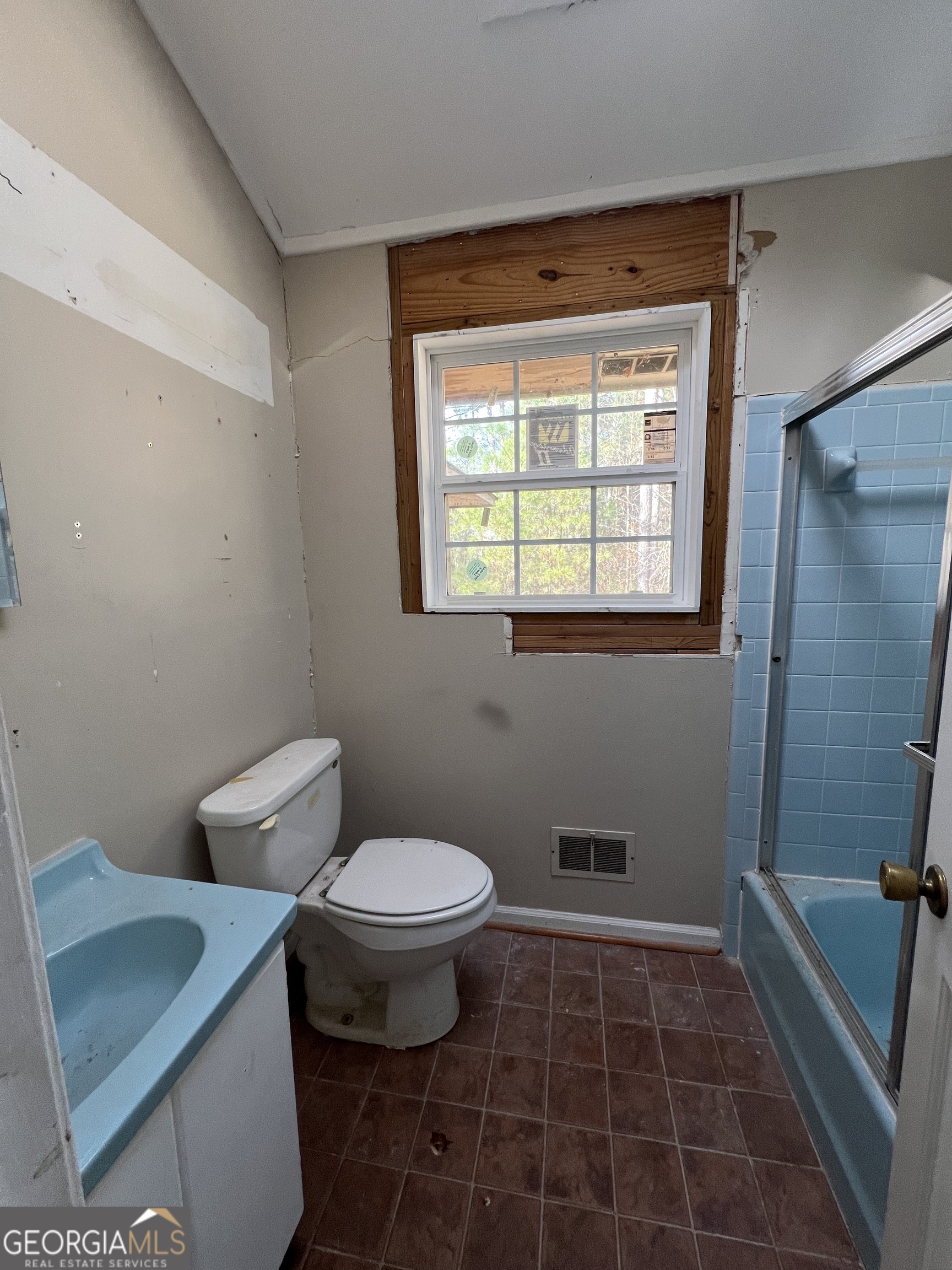 2282 Fairburn Road Douglasville, GA 30135 - Photo 9 of 14 a bathroom with a toilet a sink and a shower