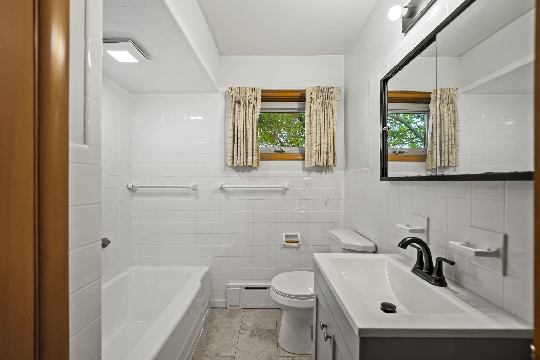 1205 7th Avenue Belvidere, IL 61008 - Photo 15 of 33 a bathroom with a sink and a bathtub